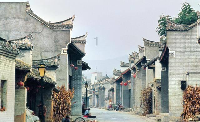 蓝色连衣裙配黑色马丁靴,既酷又帅,而且气场十足