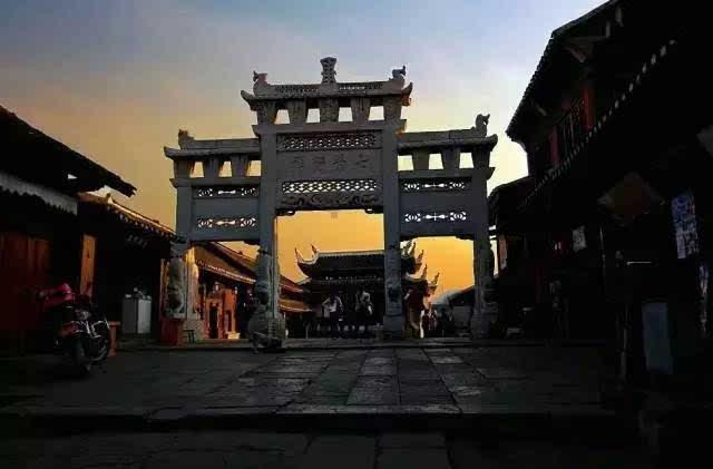 新剧《脱轨》震撼上线!刘浩存个人生活引争议,张艺谋力挺她…